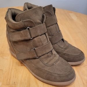 Indigo rd. Microfiber hidden wedge sneakers 8.5